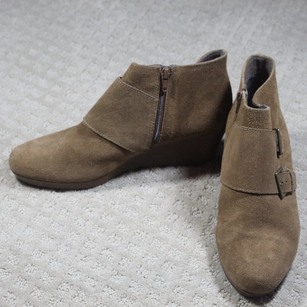 Munro "Drew" Size 9 Brown Suede 2" Wedge Ankle Booties